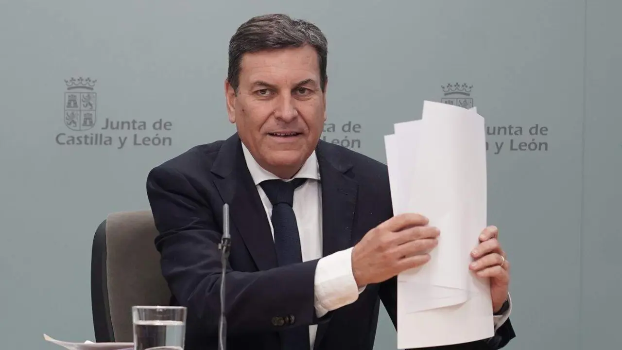 El consejero de Econom&iacute;a y Hacienda y portavoz en funciones, Carlos Fern&aacute;ndez Carriedo, comparece en rueda de prensa posterior al Consejo de Gobierno.