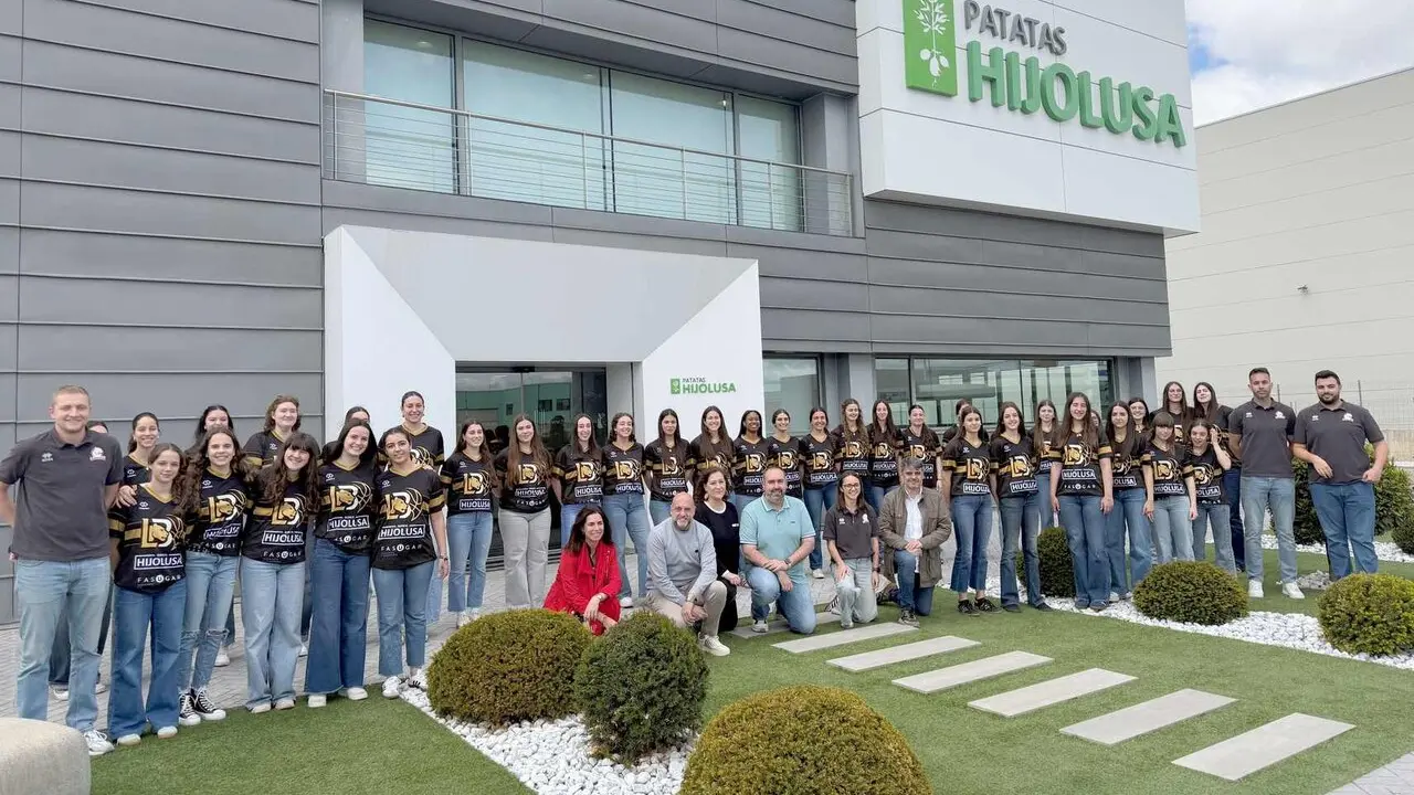 Foto de familia de la visita del equipo a las instalaciones de Somos Hijolusa.