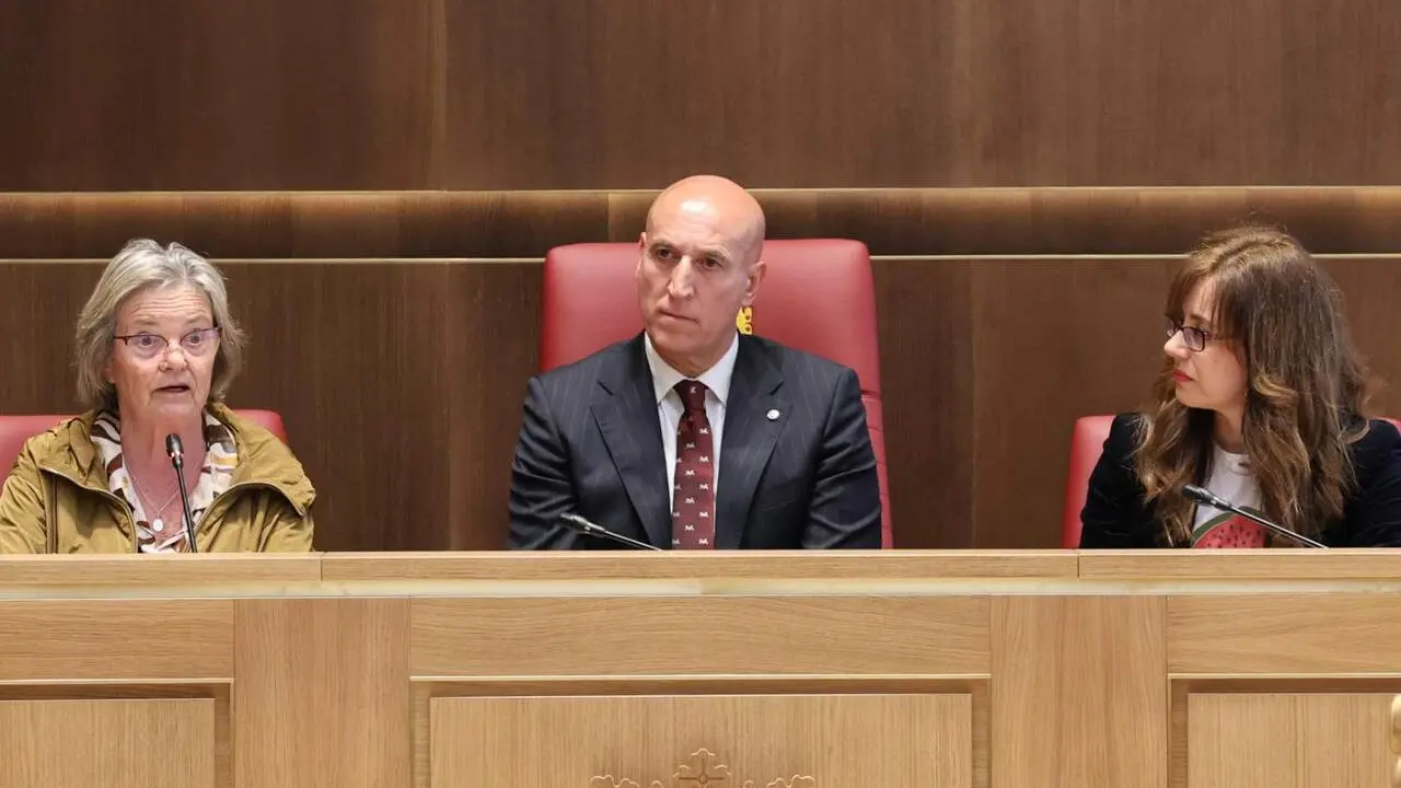 El alcalde de Le&oacute;n, Jos&eacute; Antonio Diez, preside el preg&oacute;n de la Feria el Libro, cuyas pregoneras son la escritora y periodista Noem&iacute; Sabugal y la fil&oacute;loga e investigadora Janick Le Men. Fotos: Campillo