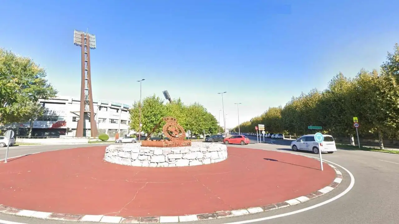 Acceso a S&aacute;enz de Miera desde la glorieta de la Cultural Leonesa.