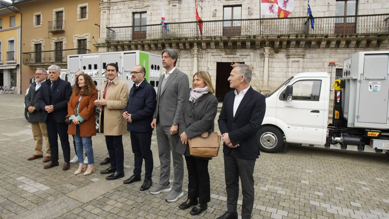 El consejero de Medio Ambiente, Vivienda y Ordenaci&oacute;n del Territorio, Juan Carlos Su&aacute;rez-Qui&ntilde;ones, asiste a la entrega de puntos limpios m&oacute;viles a los ayuntamientos de Ponferrada y Bembibre