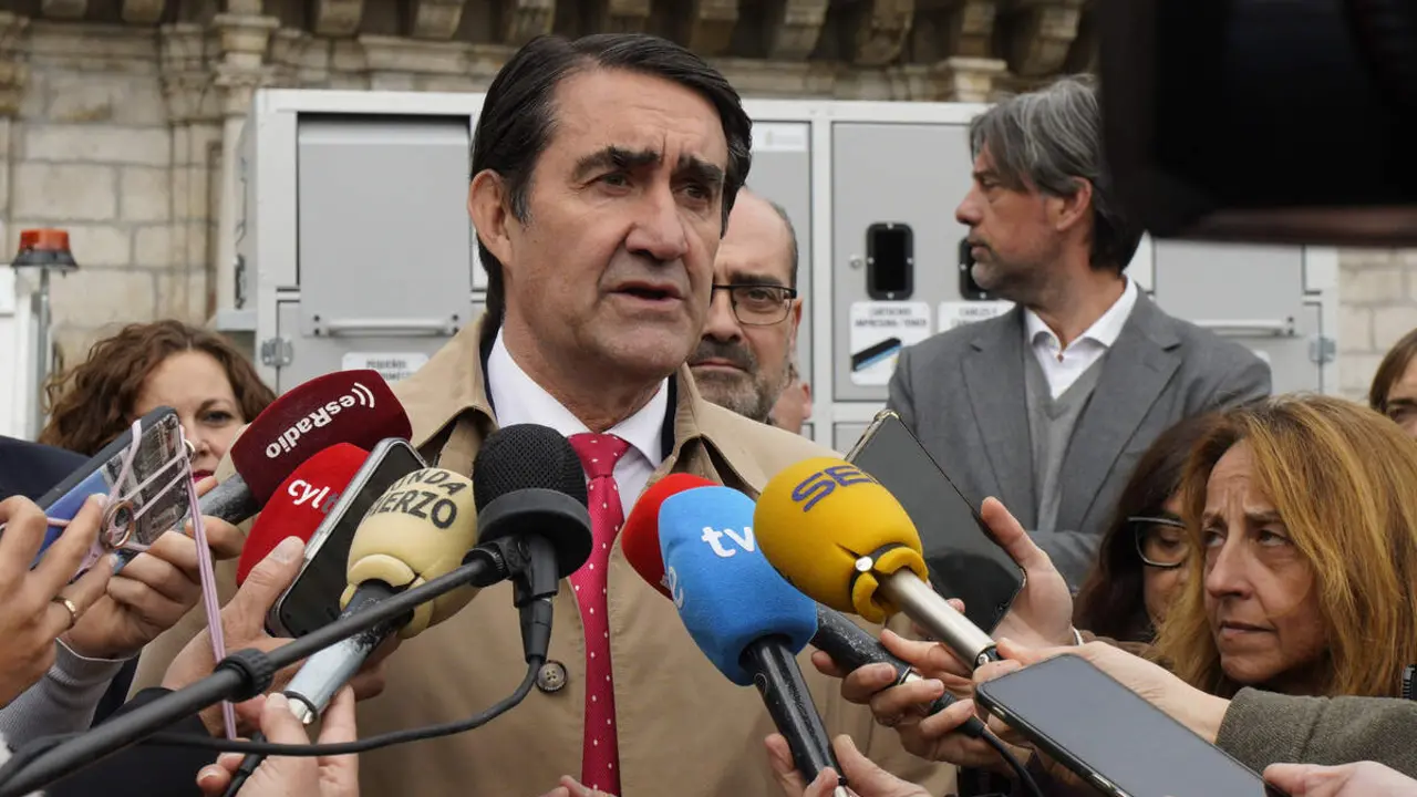 El consejero de Medio Ambiente, Vivienda y Ordenaci&oacute;n del Territorio, Juan Carlos Su&aacute;rez-Qui&ntilde;ones, asiste a la entrega de puntos limpios m&oacute;viles a los ayuntamientos de Ponferrada y Bembibre