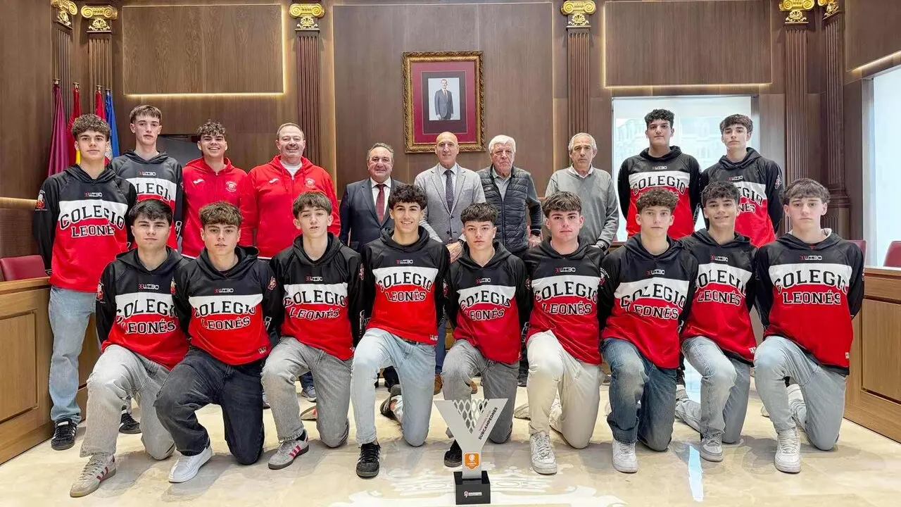 Los cadetes del Colegio Leon&eacute;s, acompa&ntilde;ados por representantes del centro, durante la recepci&oacute;n en el Ayuntamiento de Le&oacute;n.