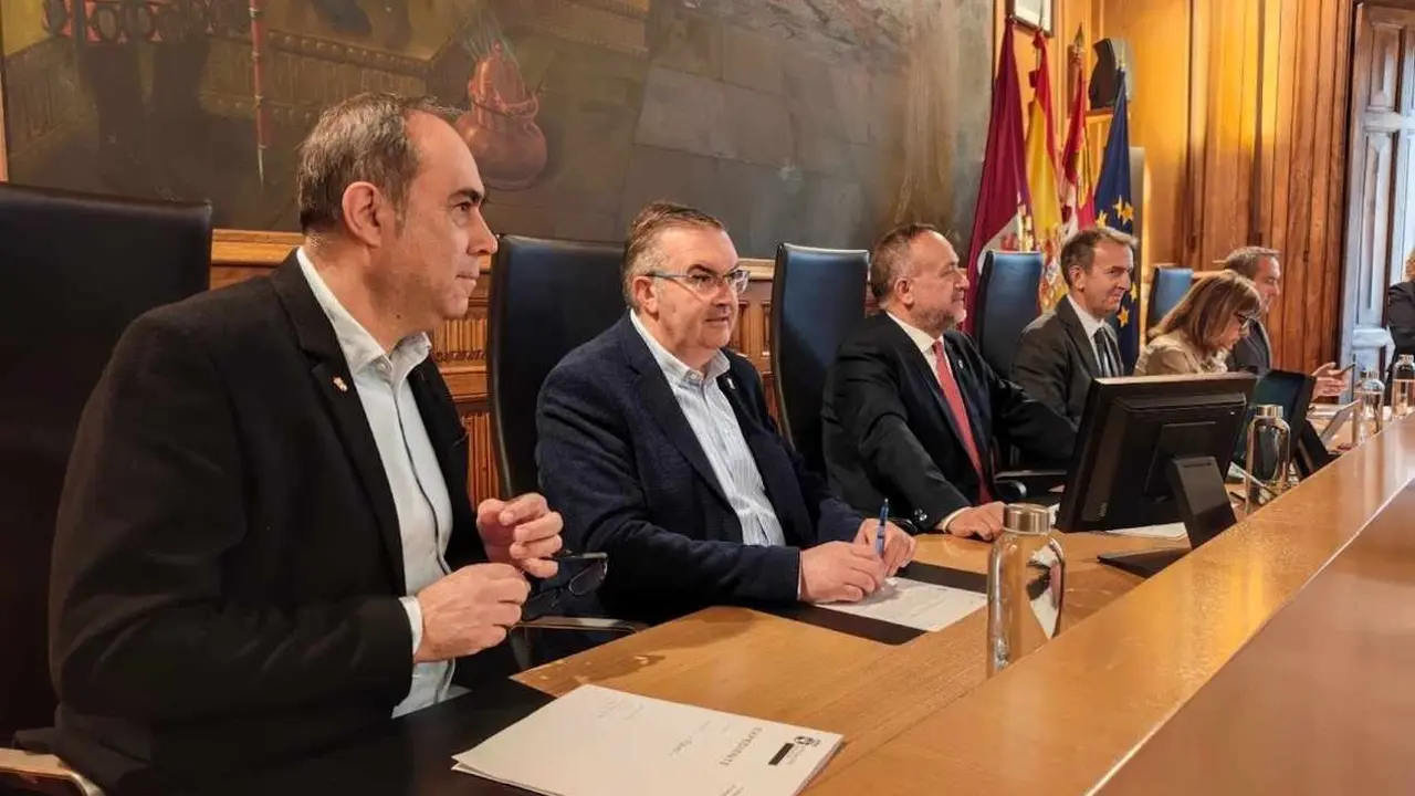 La Diputaci&oacute;n de Le&oacute;n dio este viernes luz verde, en un pleno extraordinario celebrado con el respaldo de todos los grupos pol&iacute;ticos, a una modificaci&oacute;n de cr&eacute;dito que permitir&aacute; redistribuir las anualidades del Plan Provincial de Cooperaci&oacute;n Municipal 2026-2027 sin alterar su cuant&iacute;a total, fijada en 60 millones de euros.