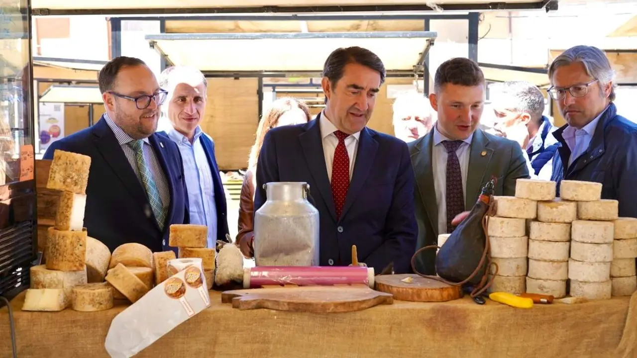 El consejero de Medio Ambiente, Vivienda y Ordenaci&oacute;n del Territorio, Juan Carlos Su&aacute;rez-Qui&ntilde;ones, asiste a la inauguraci&oacute;n de la Feria Iberqueso