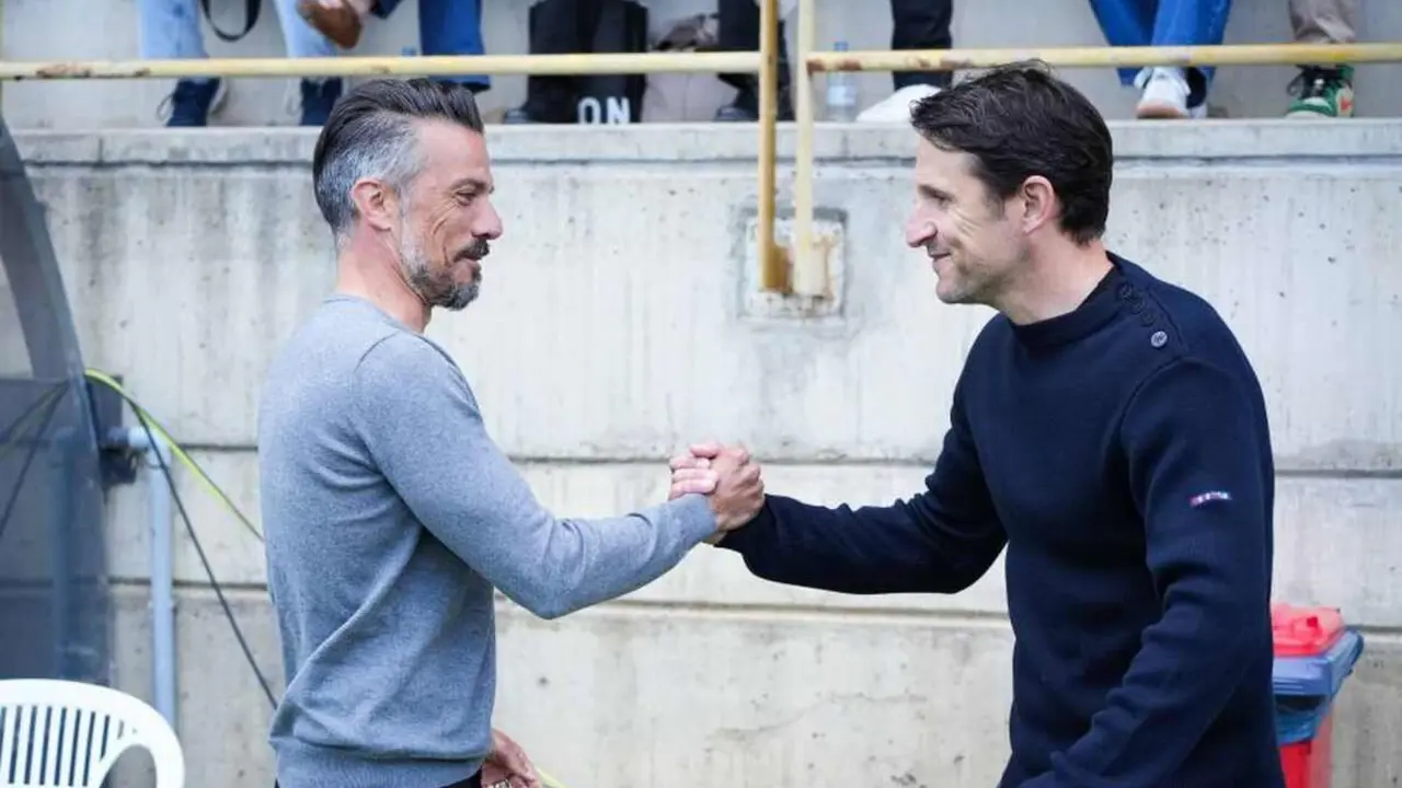 Rub&eacute;n de la Barrera saluda al entrenador del Eibar en el inicio del encuentro.