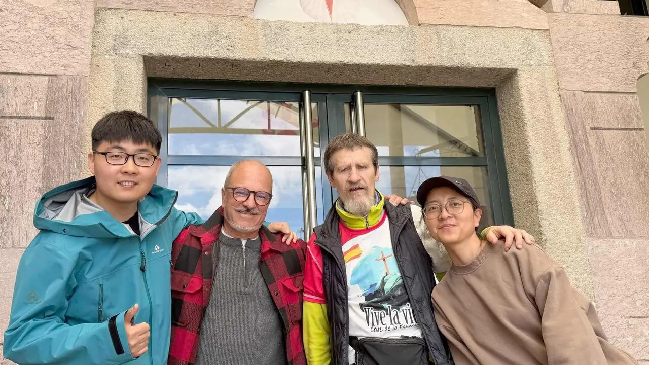 Los presidentes de Camino Franc&eacute;s Federaci&oacute;n y la Asociaci&oacute;n de Amigos del Camino de El Bierzo dan la bienvenida a los primeros hospitaleros chinos del acuerdo de cooperaci&oacute;n