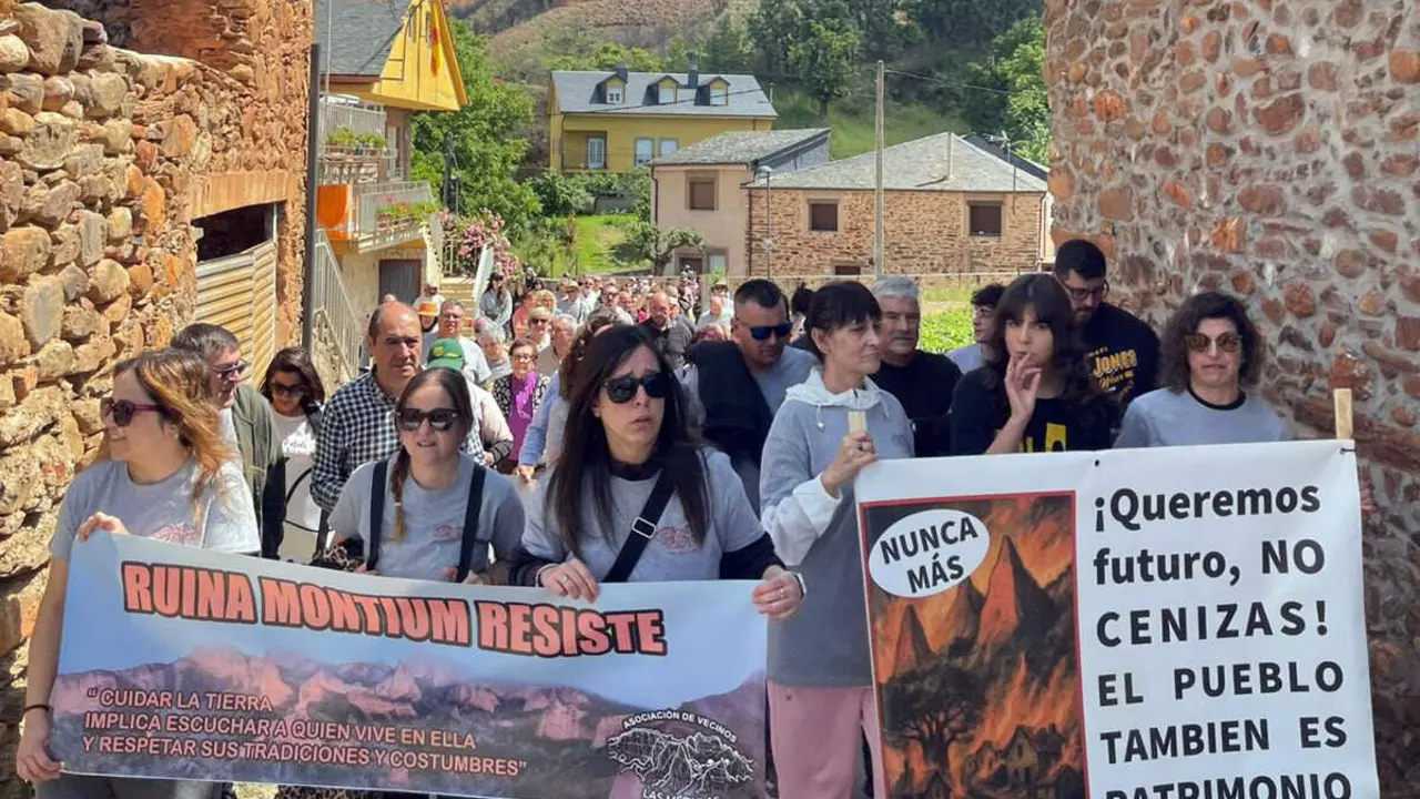 Vecinos del pueblo de M&eacute;dulas y su entorno protagonizaron hoy una protesta bajo el lema &lsquo;Ruina Montiun resiste&rsquo; con el objetivo de dar visibilidad a las carencias que sufren los habitantes de los pueblos del paraje Patrimonio de la Humanidad