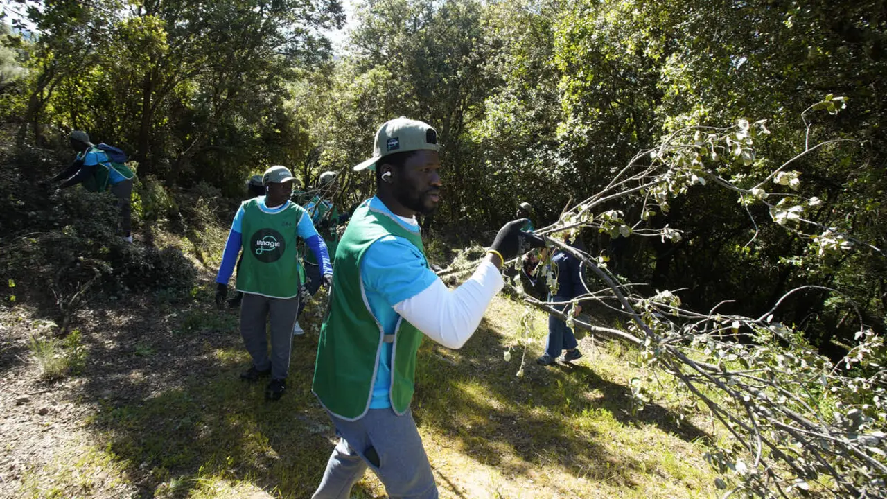 Inicio de la primera actuaci&oacute;n nacional de &lsquo;A Fuego&rsquo;, en la localidad de Arlanza del Bierzo (Le&oacute;n), una iniciativa de Imagin, la banca digital impulsada por CaixaBank, en la que participa voluntariado de Acci&oacute;n Social CaixaBank junto a Grupo Eulen y Agro4Data
