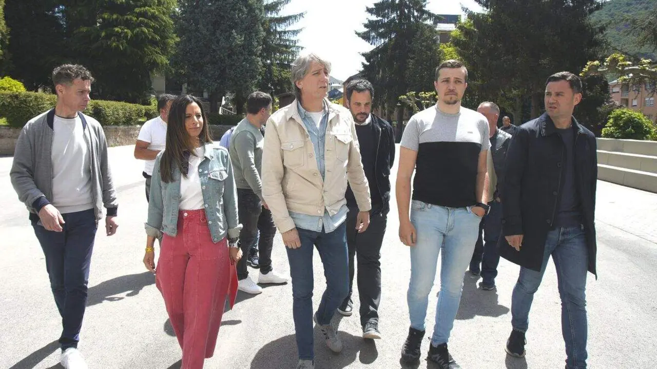 El secretario general del Partido Socialista de Castilla y Le&oacute;n, Carlos Mart&iacute;nez, durante la reuni&oacute;n en la Casa de la Cultura de Villablino (Le&oacute;n), con los participantes en la marcha minera organizada por los trabajadores de Mina Miura