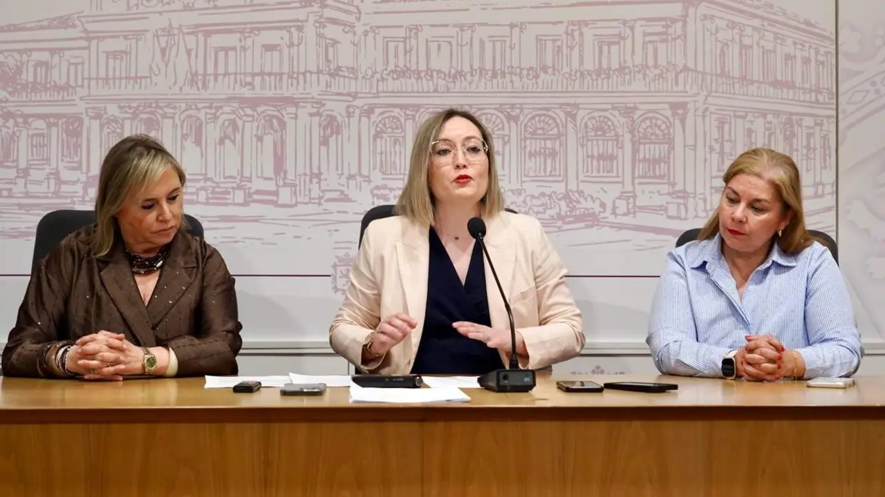 La concejala de Fiestas del Ayuntamiento de Le&oacute;n, Camino Orejas, presenta un avance de la programaci&oacute;n de las Fiestas de San Juan y San Pedro