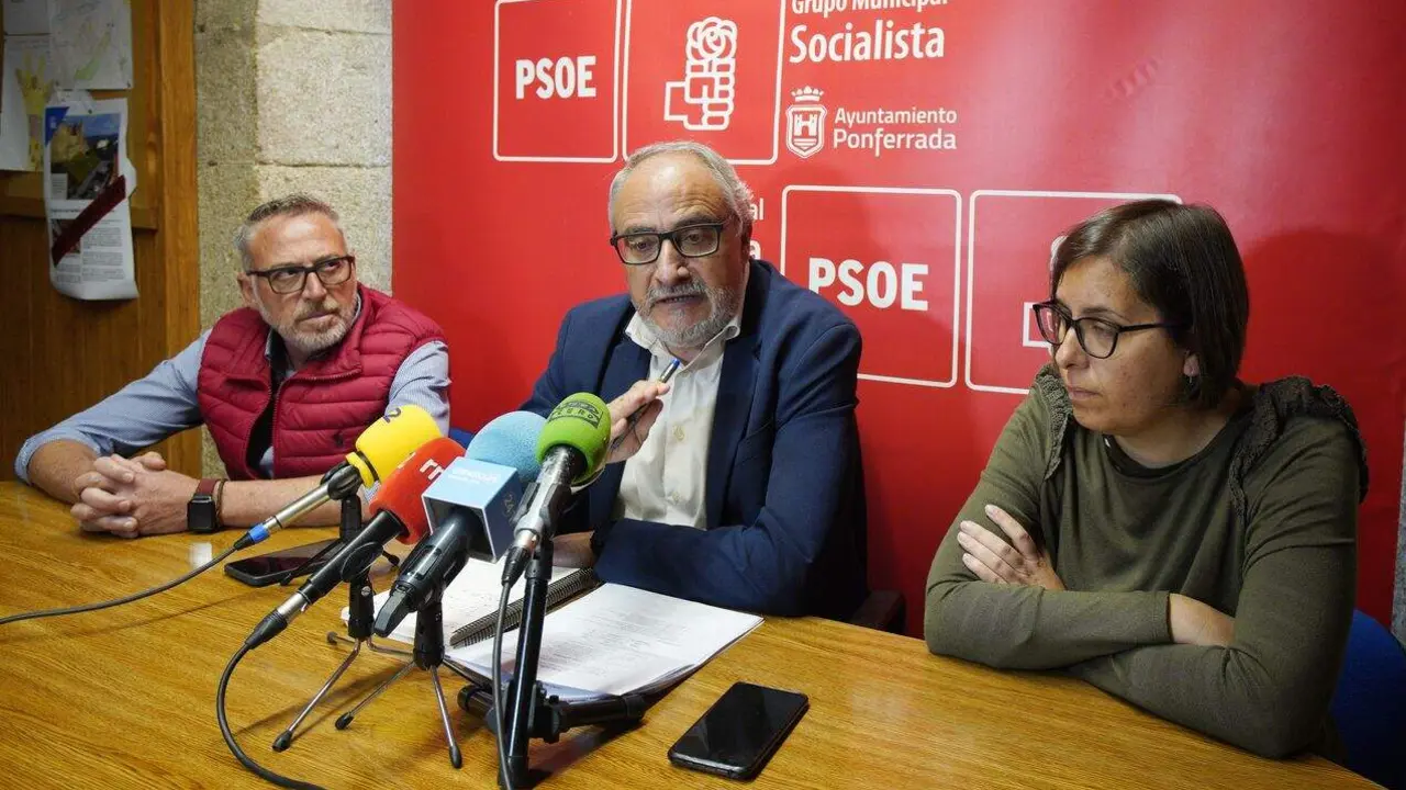 El portavoz del grupo municipal socialista en el Ayuntamiento de Ponferrada, Olegario Ram&oacute;n, durante su comparecencia para tratar el contrato de la ORA