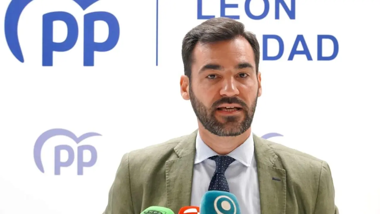 El portavoz del PP en el Ayuntamiento de Le&oacute;n, David Fern&aacute;ndez, ofrece una rueda de prensa sobre asuntos econ&oacute;micos municipales