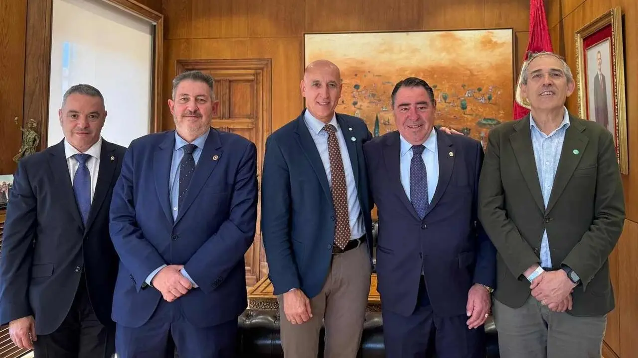 Canuria, segundo por la izquierda, durante una recepci&oacute;n oficial en el Ayuntamiento de Le&oacute;n.