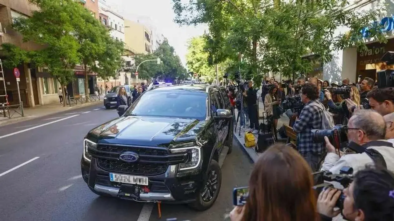 Efectivos de la Polic&iacute;a Nacional, en un veh&iacute;culo todoterreno, durante el registro realizado este martes.