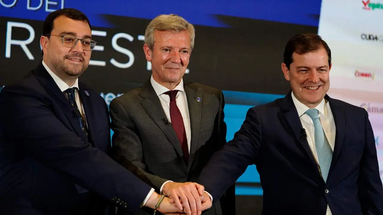 Jornada entre los presidentes de Castilla y Le&oacute;n, Asturias y Galicia, Alfonso Fern&aacute;ndez Ma&ntilde;ueco, Adri&aacute;n Barb&oacute;n y Alfonso Rueda, dentro del II Foro del Noroeste entre Castilla y Le&oacute;n, Asturias y Galicia. Fotos: Paco Paredes