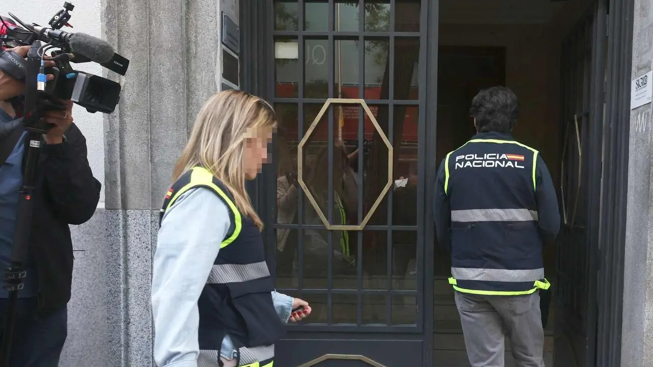 Registro en la calle Ferraz donde se encuentra la oficina del expresidente del Gobierno, Jos&eacute; Luis Rodr&iacute;guez Zapatero.