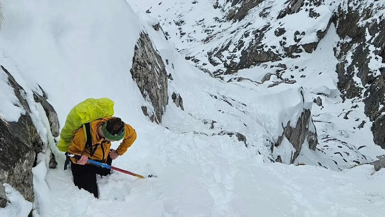 La primavera avanza en el calendario, pero en las cumbres de los Picos de Europa el paisaje ha recuperado durante los &uacute;ltimos d&iacute;as una estampa plenamente invernal. Fotos de Collado Jermoso