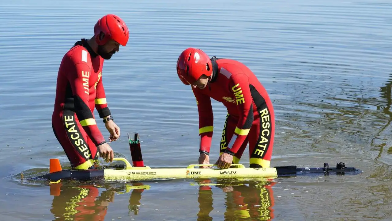 Ejercicios de la Unidad de Drones de la UME en el pantano de B&aacute;rcena. Foto: C&eacute;sar S&aacute;nchez.