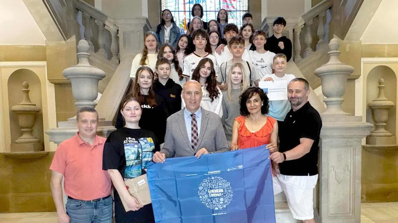 Los alumnos de Eslovaquia del IES Padre Isla, durante la recepci&oacute;n oficial.