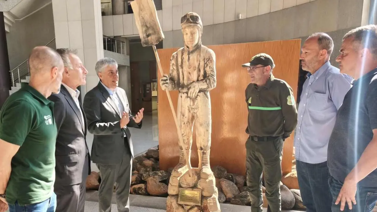 La junta vecinal de Brugos de Fenar ha rendido homenaje al operativo de lucha contra incendios forestales de la Junta de Castilla y Le&oacute;n con la entrega de una talla de madera que reconoce el trabajo de las brigadas forestales en la provincia leonesa.