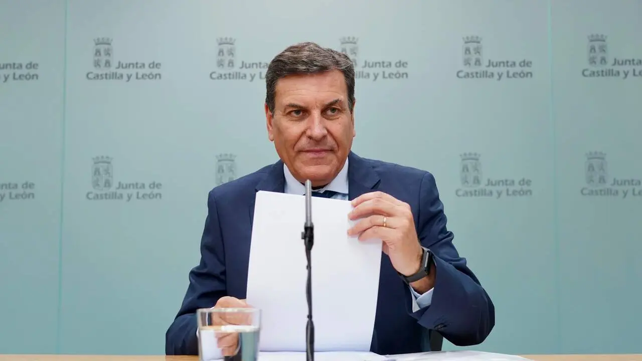 El consejero de Econom&iacute;a y Hacienda y portavoz, Carlos Fern&aacute;ndez Carriedo, comparece en rueda de prensa posterior al Consejo de Gobierno.