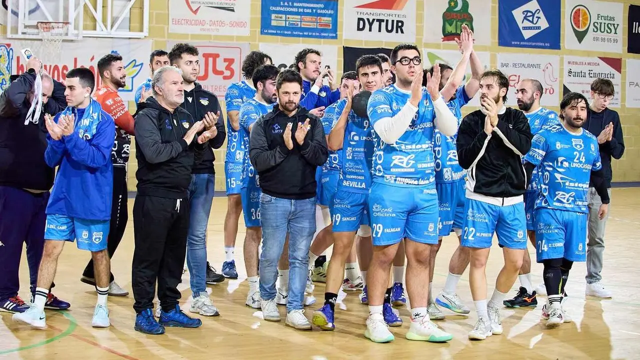 Los jugadores locales aplauden al p&uacute;blico a la conclusi&oacute;n del encuentro. Foto: llepo.photos