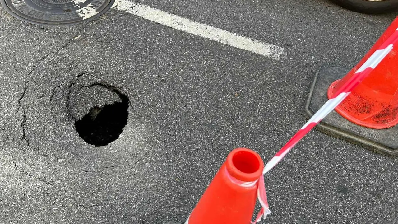 Un importante hundimiento en la calzada ha obligado a cortar parcialmente la circulaci&oacute;n en la calle Fray Luis de Le&oacute;n, a la altura de los n&uacute;meros 8 y 13, en la capital leonesa, tras detectarse un socav&oacute;n que ha ido aumentando de tama&ntilde;o con el paso de los veh&iacute;culos.
