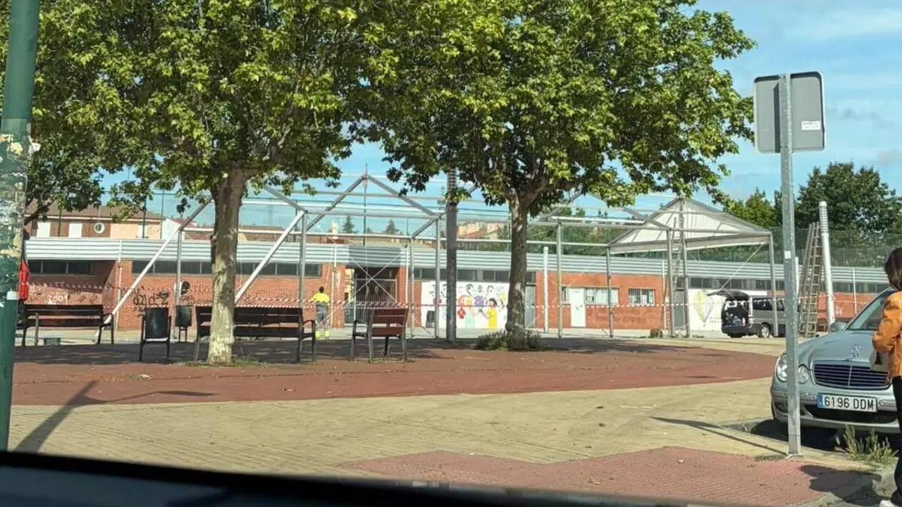 Imagen de los trabajos preparativos de la Feria de la Cerveza.