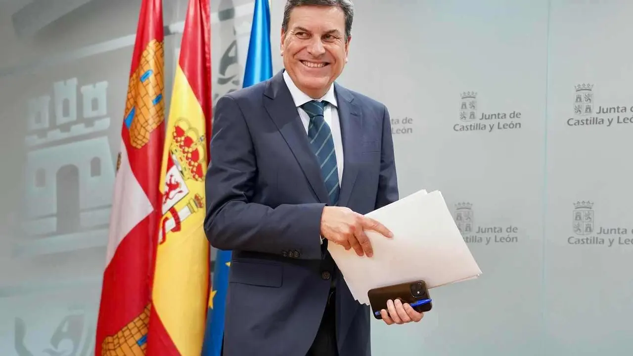 El consejero de Econom&iacute;a y Hacienda y portavoz, Carlos Fern&aacute;ndez Carriedo, comparece en rueda de prensa posterior al Consejo de Gobierno.