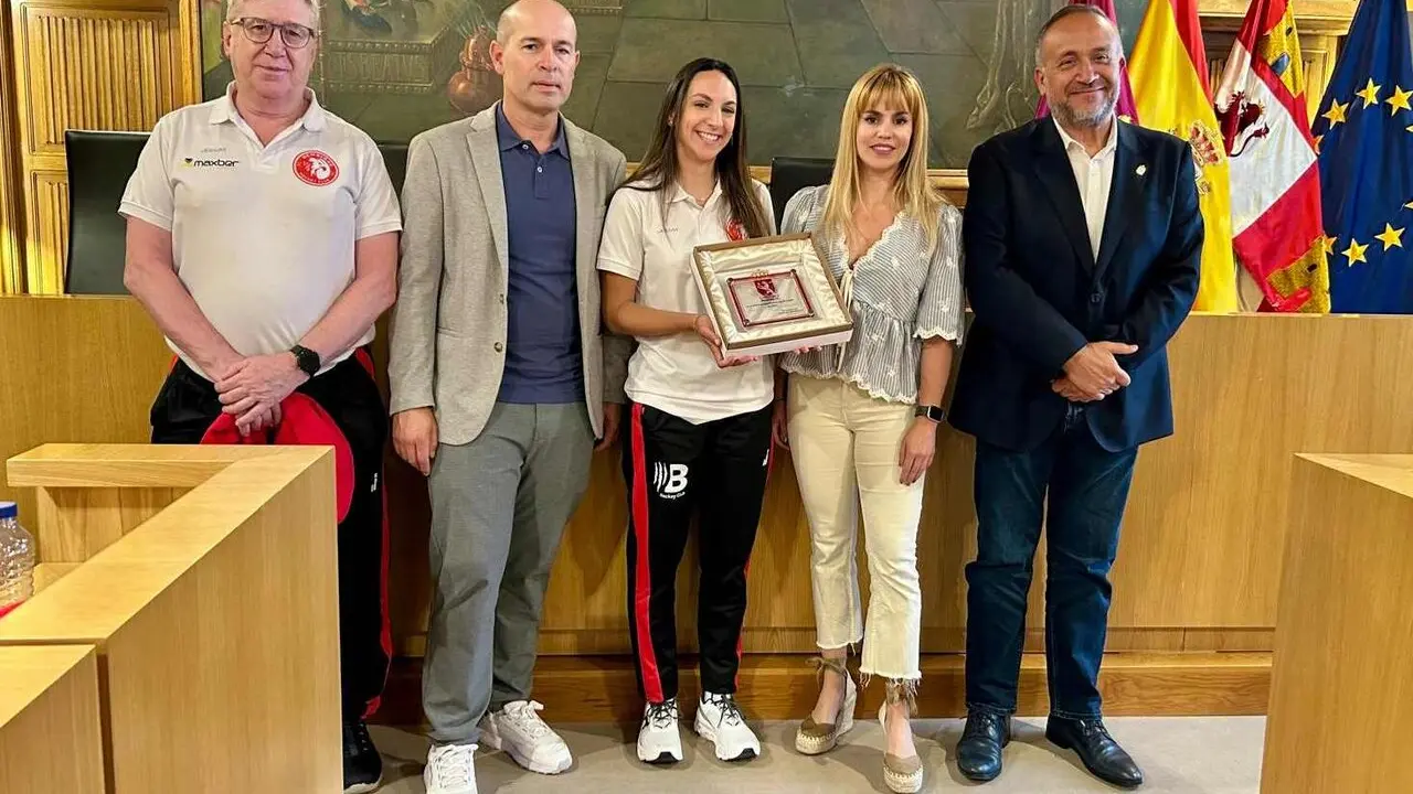 La Diputaci&oacute;n de Le&oacute;n ha recibido este jueves al Bembibre Hockey Club en el sal&oacute;n de plenos del Palacio de los Guzmanes para reconocer el &ldquo;logro hist&oacute;rico&rdquo; que supone para el conjunto berciano el haber disputado por primera vez las semifinales de la Copa de la Reina.