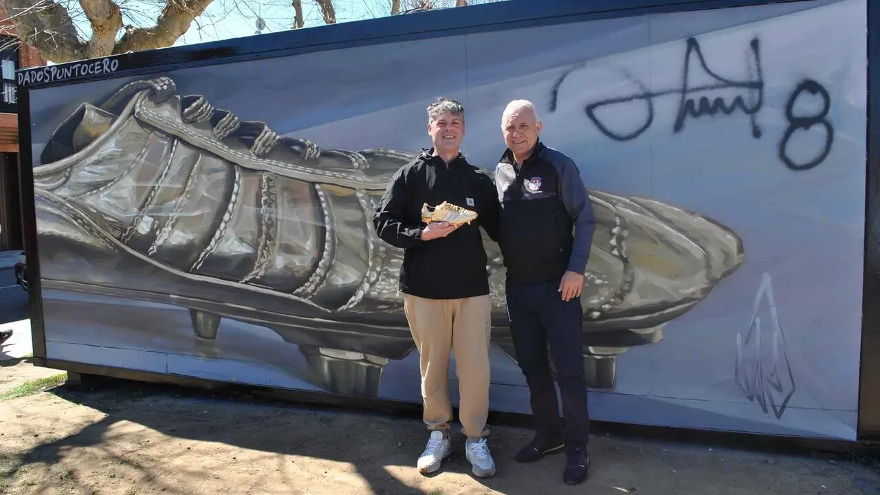 El artista leon&eacute;s David Esteban, conocido como Da2.0, transforma un contenedor de Puente Castro con una gran pintura dedicada a la Bota de Oro del exjugador del FC Barcelona Hristo Stoichkov.