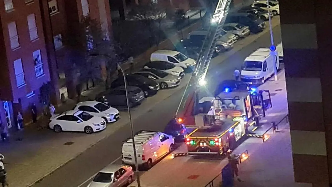 Efectivos de Bomberos Le&oacute;n y de la Polic&iacute;a Local en el lugar del suceso a &uacute;ltima hora de este jueves.