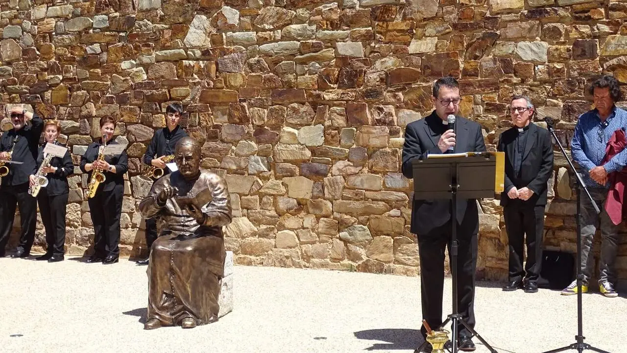 Astorga rinde homenaje al obispo Grau con el descubrimiento de su escultura, obra de Amancio Gonz&aacute;lez, en el Palacio de Gaud&iacute;.