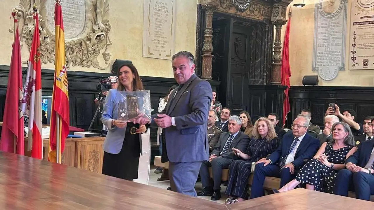 El Ayuntamiento de Astorga recibi&oacute; este jueves a una delegaci&oacute;n institucional de la ciudad catalana de Reus, encabezada por su alcaldesa, Sandra Guaita, en un encuentro celebrado en el Sal&oacute;n de Plenos del consistorio maragato.