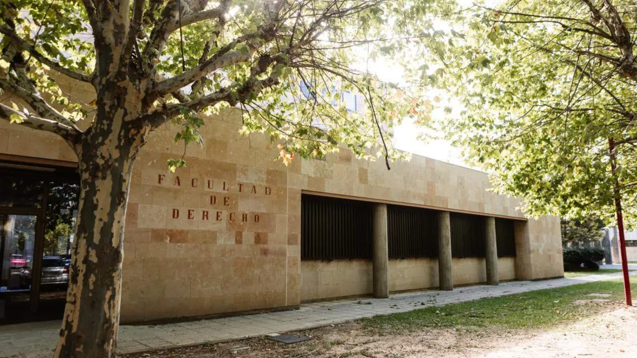Exterior de la Facultad de Derecho de la Universidad de Le&oacute;n en el campus de Vegazana.  Foto: ULE.