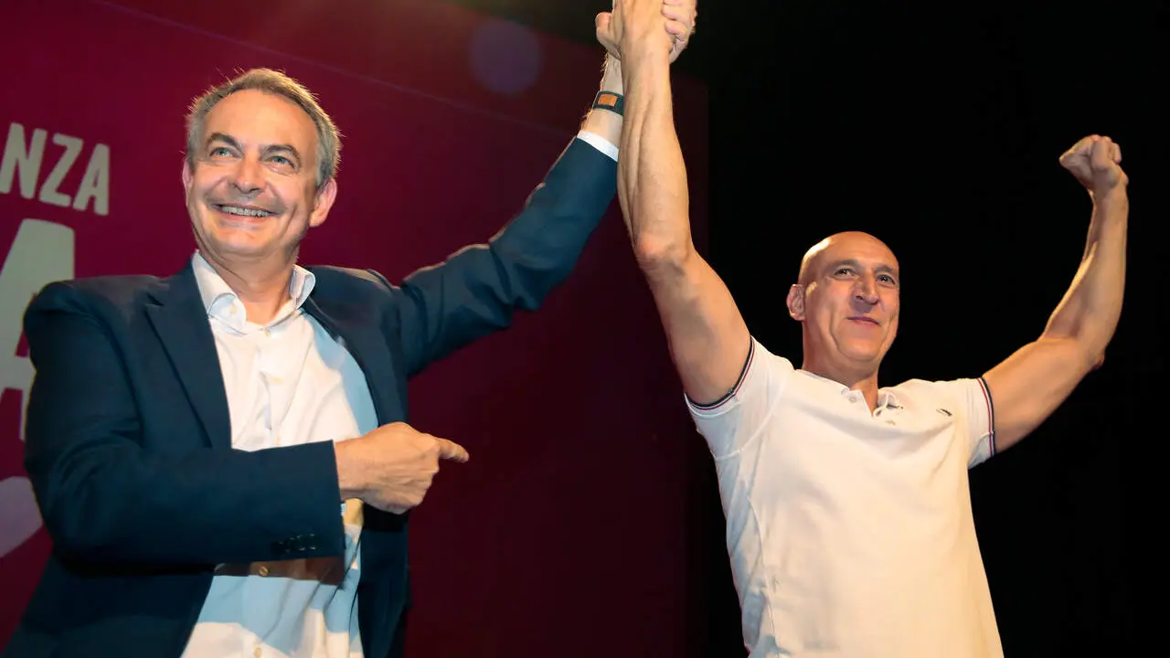 El expresidente del Gobierno, Jos&eacute; Luis Rodr&iacute;guez Zapatero, en el acto central de campa&ntilde;a del Partido Socialista de Le&oacute;n de 2023 junto al alcalde de Le&oacute;n, Jos&eacute; Antonio Diez. Foto: Campillo.