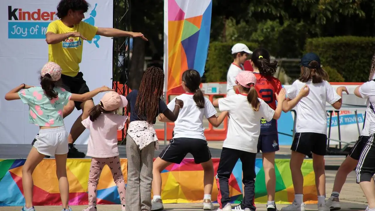 La plaza de San Marcos se ha transformado esta semana en un gran recinto de ocio familiar con la llegada del tour nacional Kinder Joy of moving Experience, una iniciativa itinerante que permanecer&aacute; en Le&oacute;n hasta el pr&oacute;ximo domingo con propuestas deportivas y l&uacute;dicas dirigidas especialmente a ni&ntilde;os y familias. Fotos: Peio Garc&iacute;a | AytoLe&oacute;n