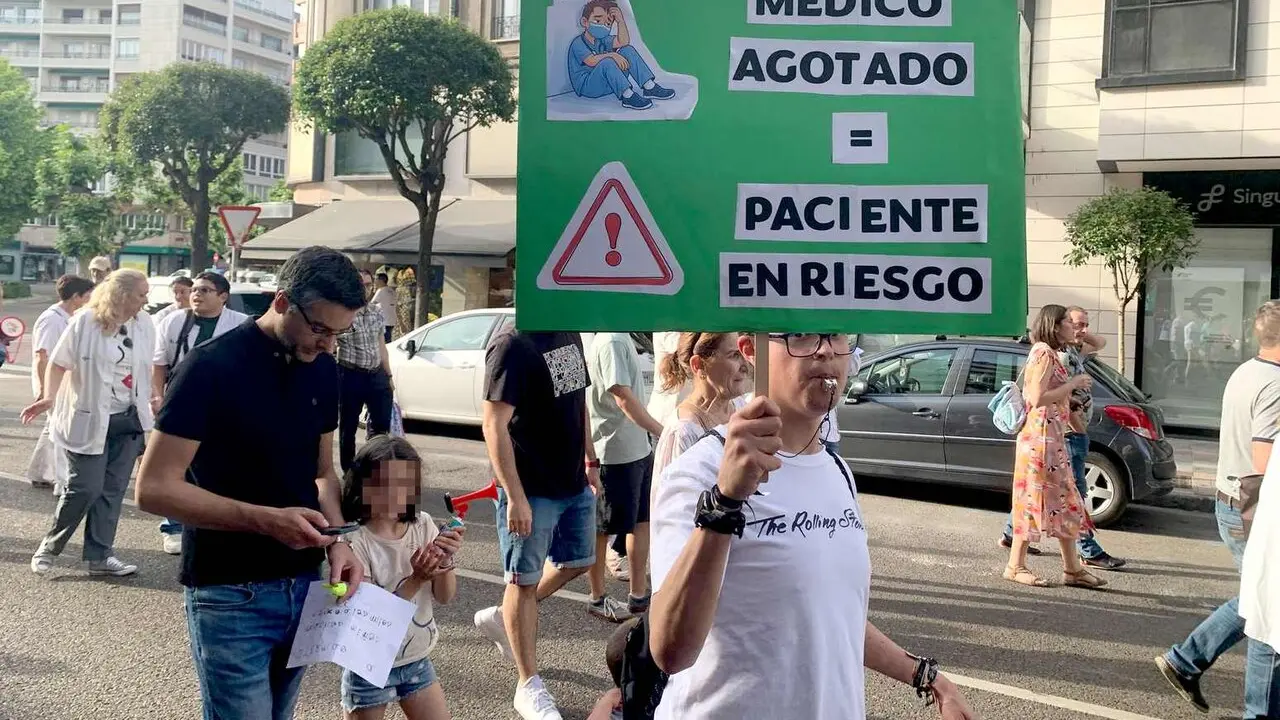 Manifestaci&oacute;n de m&eacute;dicos por las calles de Le&oacute;n durante la jornada de este jueves. Foto: A.F. Reca