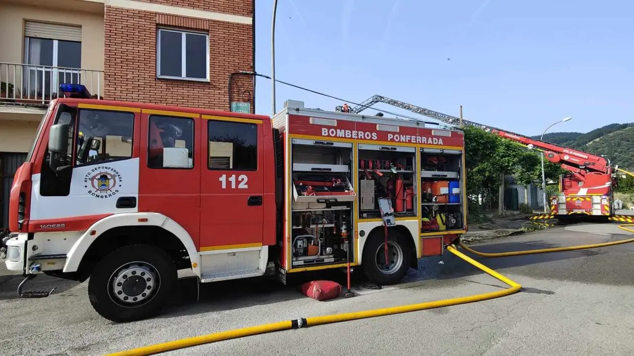 Efectivos de Bomberos de Ponferrada en el lugar del suceso.