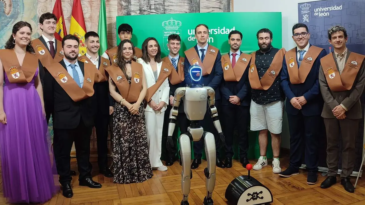 La Universidad de Le&oacute;n grad&uacute;a a 14 nuevos especialistas en rob&oacute;tica e inteligencia artificial con el robot humanoide PACO como testigo