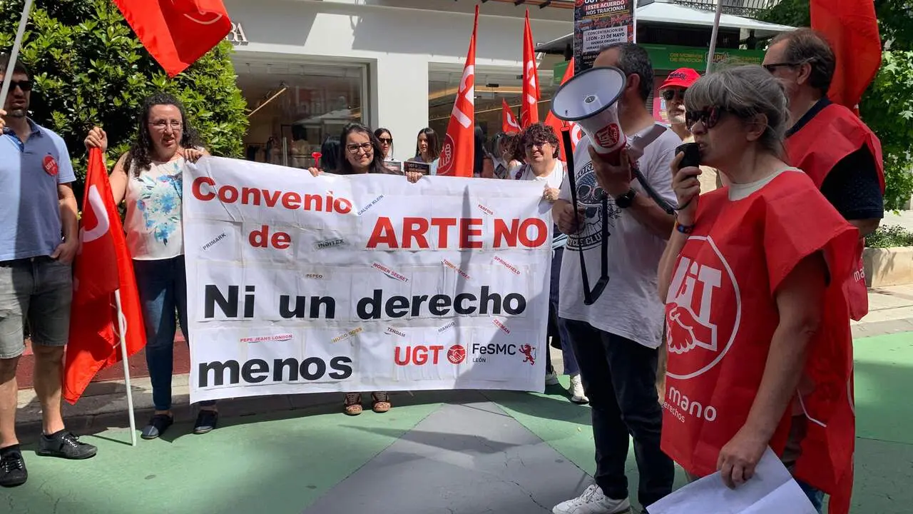 Una treintena de personas, convocadas por el sindicato UGT, se han concentrado en la ma&ntilde;ana de este s&aacute;bado ante las puertas de la tienda de Zara en Le&oacute;n. Foto: A.F.R.