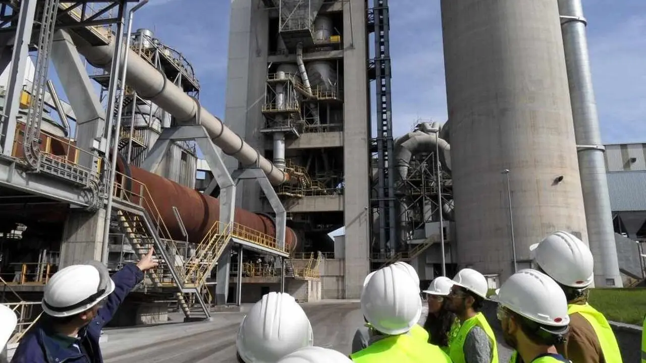 Un grupo de t&eacute;cnicos durante una visita a la cementera de La Robla.