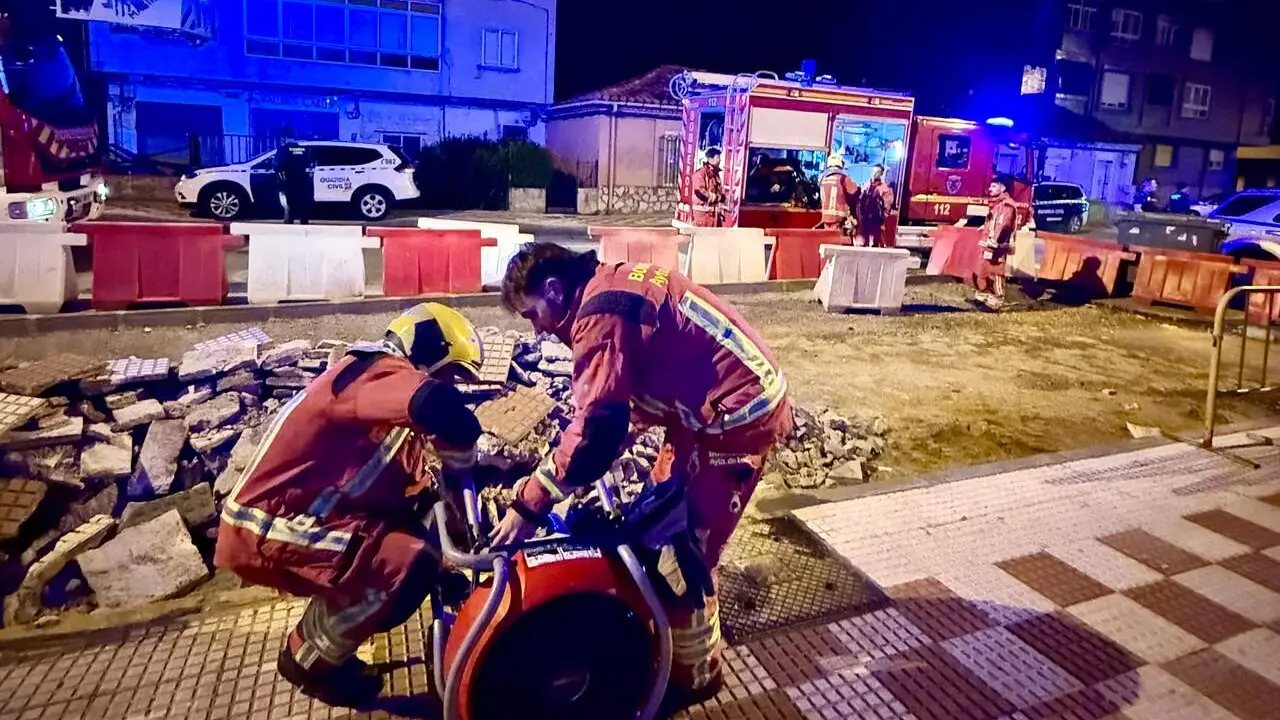 Intervenci&oacute;n de los Bomberos de Le&oacute;n en el incendio de una vivienda en Navatejera la pasada madrugada. Foto: Bomberos Le&oacute;n.