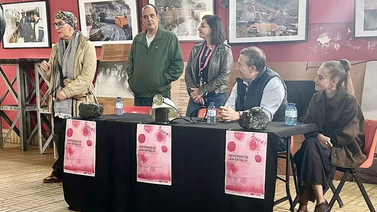 M&ordf; Paz Mart&iacute;nez Ram&oacute;n alacaldesa de fabero y paciente oncologica, miembros de onco bierzo y Emma Remis organuizadora