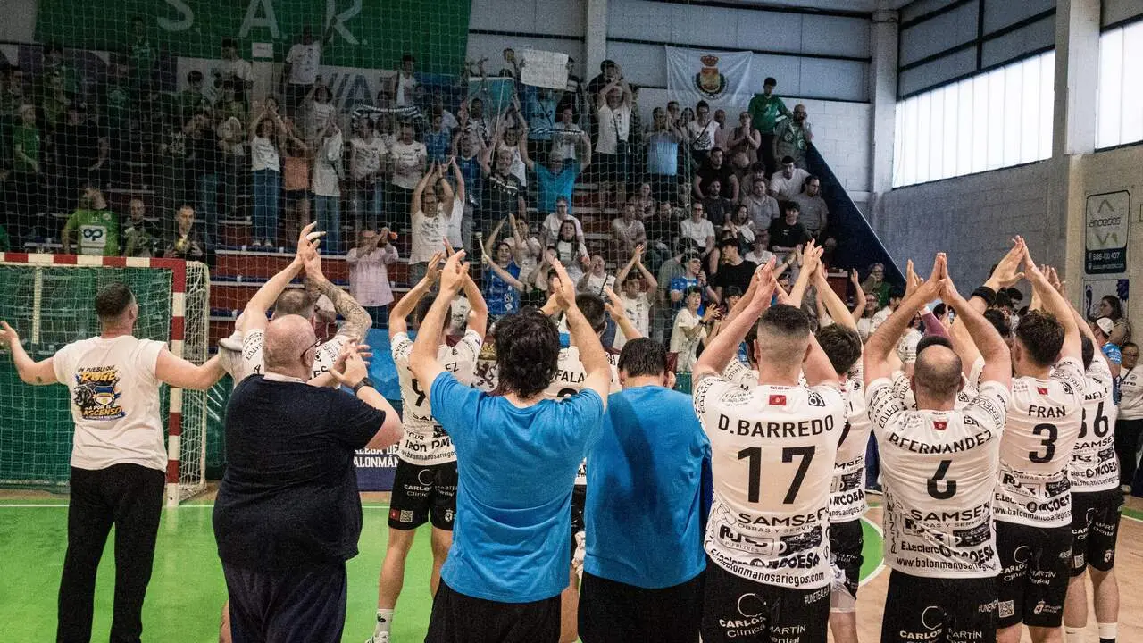 Los jugadores del Sariegos celebraron con su afici&oacute;n la victoria este s&aacute;bado.