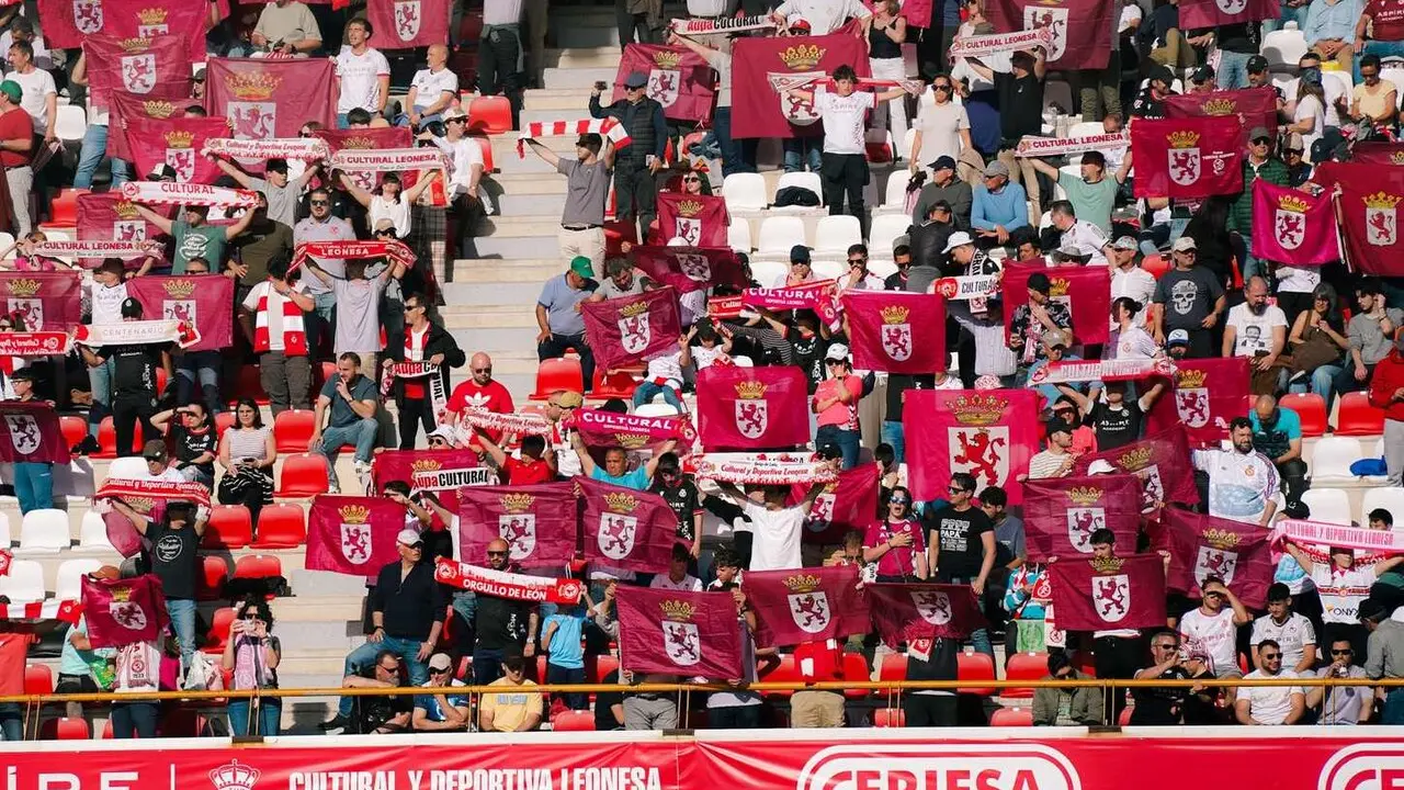 Aficionados de la Cultural, durante un partido en el Reino de Le&oacute;n.