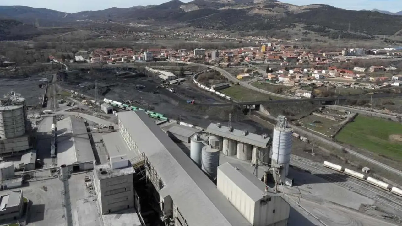 Imagen a&eacute;rea de la cementera de La Robla, en Le&oacute;n.