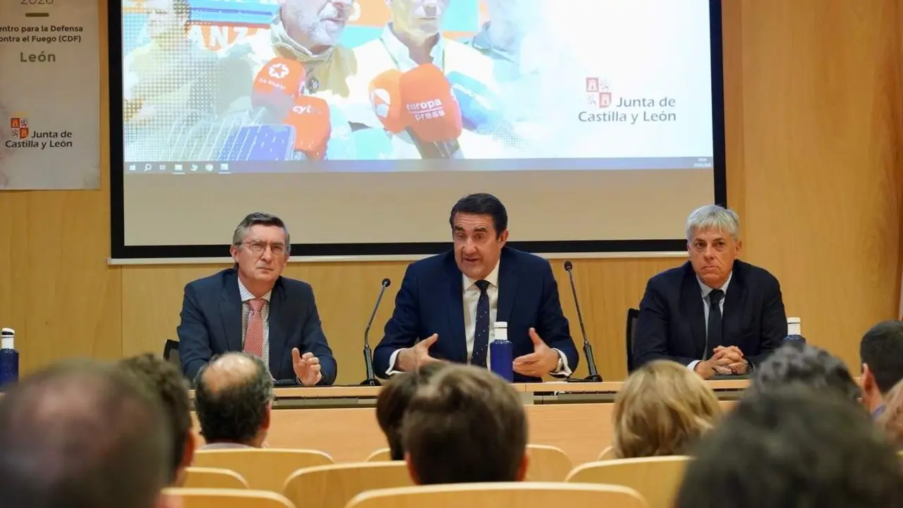 El consejero de Medio Ambiente, Vivienda y Ordenaci&oacute;n del Territorio, Juan Carlos Su&aacute;rez-Qui&ntilde;ones, inaugura una jornada formativa para medios de comunicaci&oacute;n en materia de incendios forestales