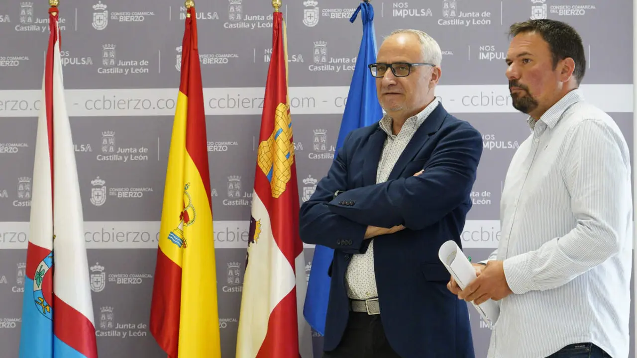 El presidente del Consejo Comarcal del Bierzo, Olegario Ram&oacute;n (I), junto al consejero comarcal de Transporte y Telecomunicaciones, Luis Perales (D), durante su comparecencia para informar sobre los avances del Parque Micol&oacute;gico del Bierzo